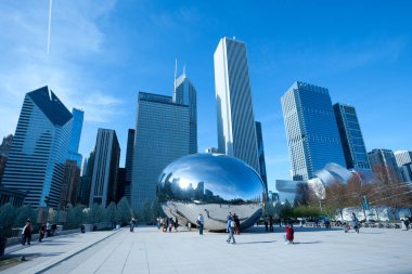 Chicago, Illinois, ABD - Millennium Park 'ta gökdelenler ve turistler.