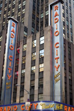 Manhattan, New York, New York, ABD - Radio City Music Hall 'un neon tabelaları.