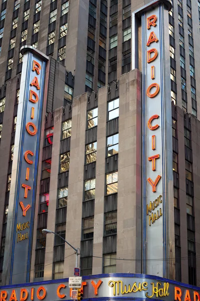 美国纽约州纽约市曼哈顿 无线电城音乐厅的霓虹灯标志 — 图库照片