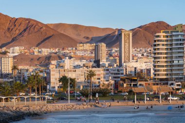 Antofagasta, Antofagasta Bölgesi, Şili - Binaların silueti ve sahil kenarındaki bulvarda yaşayan insanlar.