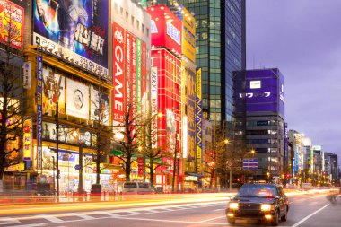 Akihabara Elektrik Kenti, Tokyo, Kanto Bölgesi, Honshu, Japonya - Akihabara Elektrik Kenti 'nin hareketli mahallesinde reklam panoları, trafik ve ışık yolları.