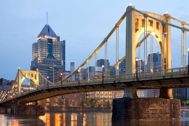 Pittsburgh, Pennsylvania, Birleşik Devletler. - Roberto Clemente Köprüsü Allegheny Nehri üzerinde, alacakaranlıkta..