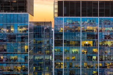 Santiago de Chile 'deki bir ofis binasının cephesi