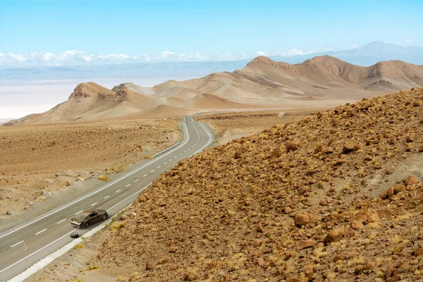 アタカマ砂漠の人里離れた道路での車の故障の3Dレンダリング — ストック写真