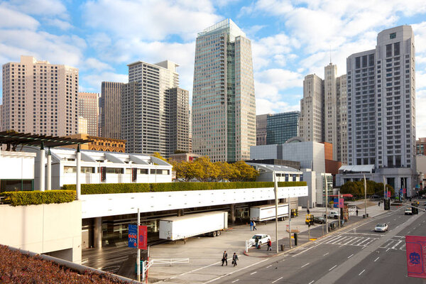 Сан-Франциско, Калифорния, США - Convention Center и Howard Street с горизонтом центра города
.