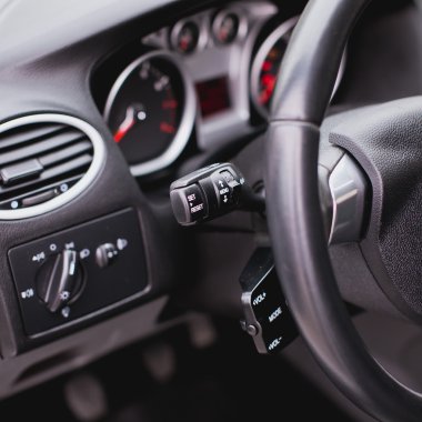 Araba silecek kolu direksiyon simidi üzerinde denetim kürek geçiş