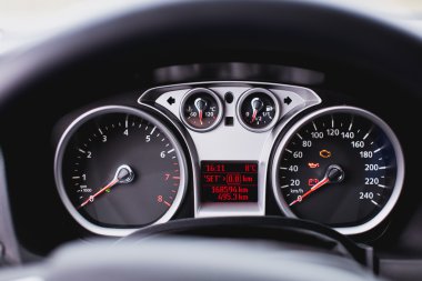 Arabadaki bir hız göstergesine yakın çekim