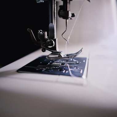 dikiş makinesi üzerinde kırık iğne