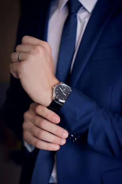 Primer plano de un reloj elegante caro — Foto de Stock