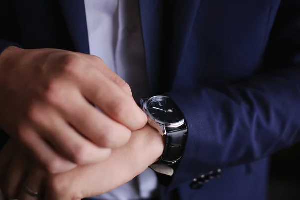 Primer plano de un reloj elegante caro — Foto de Stock