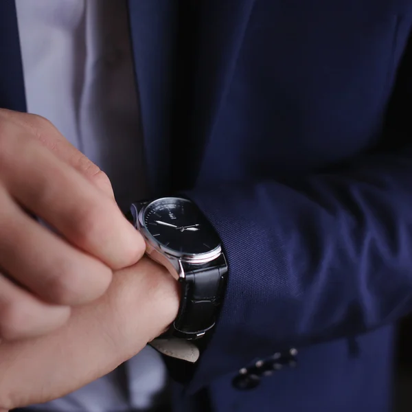 Zbliżenie na drogiego elegancki zegarek — Zdjęcie stockowe