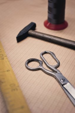 Araçlar desen. Çekiç, cetvel, makas deri. Dikiş ve örgü aletleri ve aksesuarları ile arka plan.