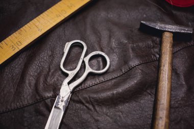 Araçlar desen. Çekiç, cetvel, makas deri. Dikiş ve örgü aletleri ve aksesuarları ile arka plan.