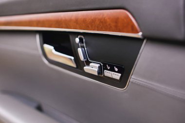 lüks araba iç ayrıntılar. deri ve krom.