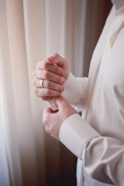 Sposo si prepara per il matrimonio — Foto Stock