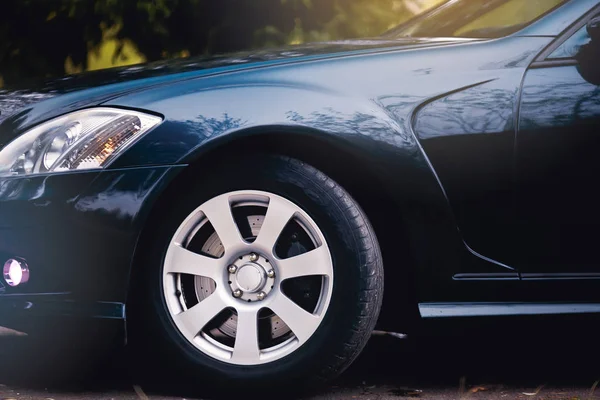 Roues sur la voiture de sport . — Photo