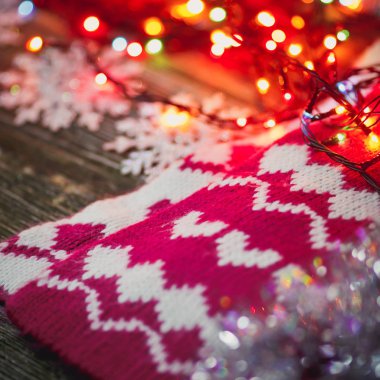 Ahşap arka plan üzerinde Noel oyuncaklar