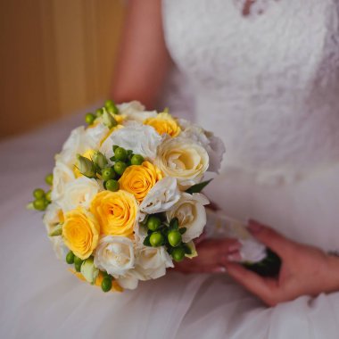 Gelin güzel sarı ve beyaz düğün çiçekleri ile