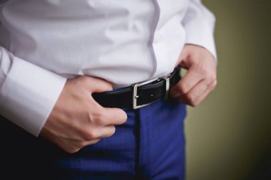 elinde düğün damat takım elbise hazırlanıyor.