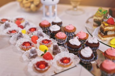 Çikolata. Tatlı tablo bir parti için. Ombre kek, Top kek.