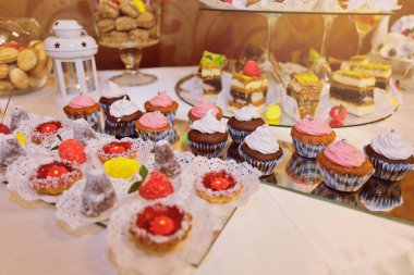 Çikolata. Tatlı tablo bir parti için. Ombre kek, Top kek.