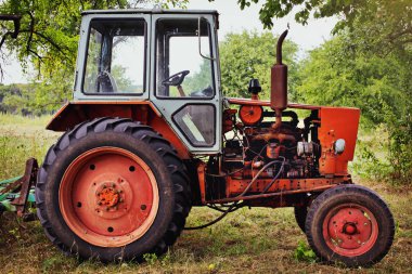 eski kırmızı traktör. Vintage.