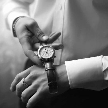 Yandan saati ile damat.