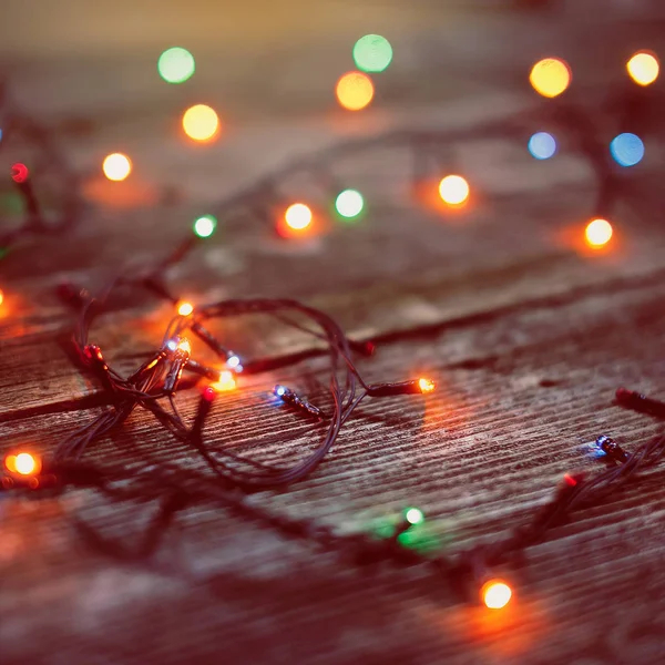 Luzes de Natal em um fundo de madeira. — Fotografia de Stock