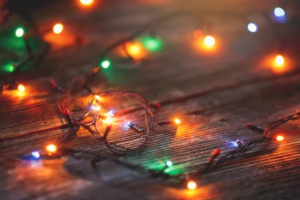 Luzes de Natal em um fundo de madeira. — Fotografia de Stock