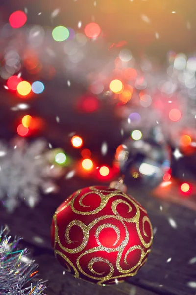 Brinquedos de Natal em fundo de madeira — Fotografia de Stock