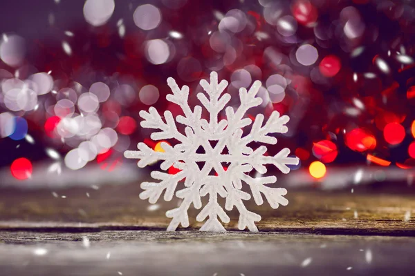 Flocos de neve em um fundo de madeira . — Fotografia de Stock