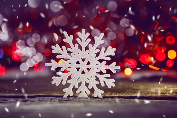 Flocos de neve em um fundo de madeira . — Fotografia de Stock