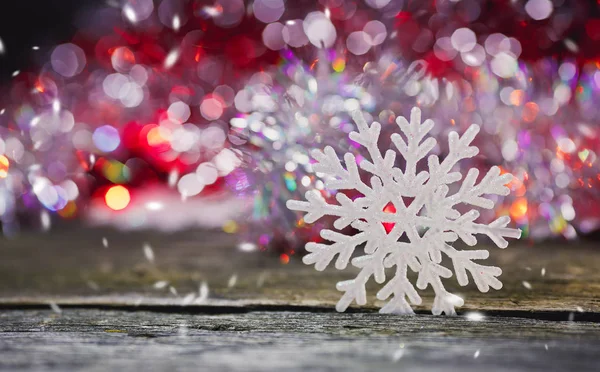 Flocos de neve em um fundo de madeira . — Fotografia de Stock