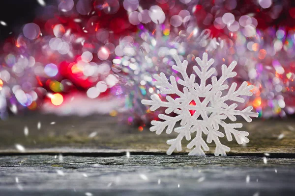 Flocos de neve em um fundo de madeira . — Fotografia de Stock