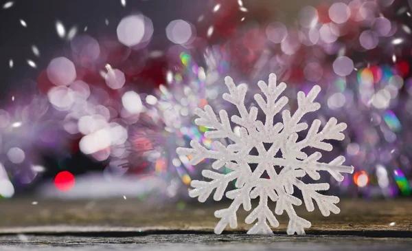 Flocos de neve em um fundo de madeira . — Fotografia de Stock