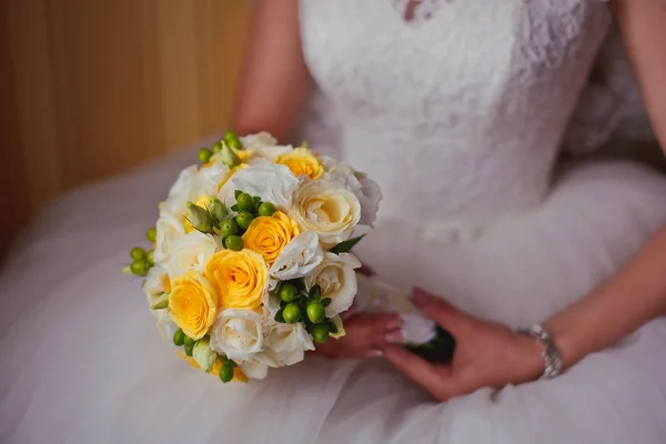 Bruden med vackra gula och vita bröllop blommor — Stockfoto