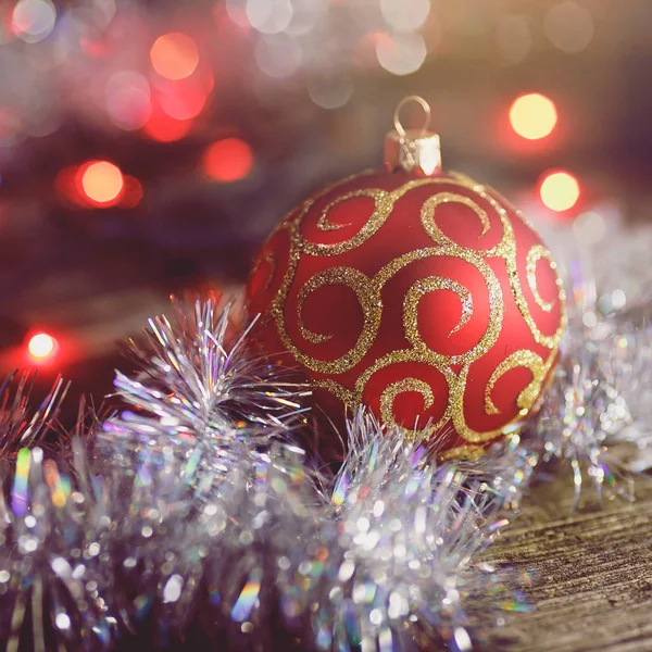 Bola de Natal vermelho no fundo de madeira . — Fotografia de Stock