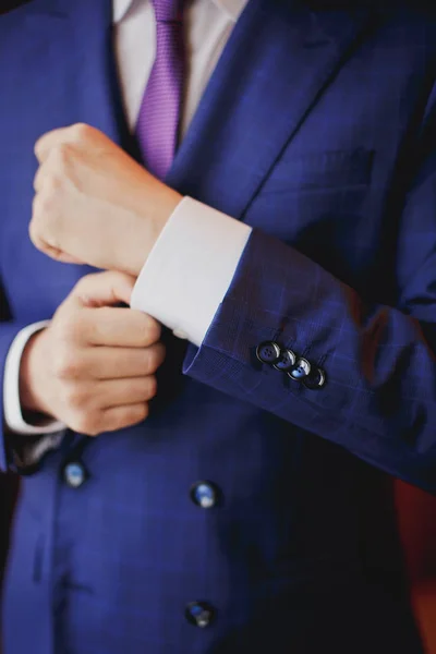 Las manos del novio de boda preparándose en traje . —  Fotos de Stock