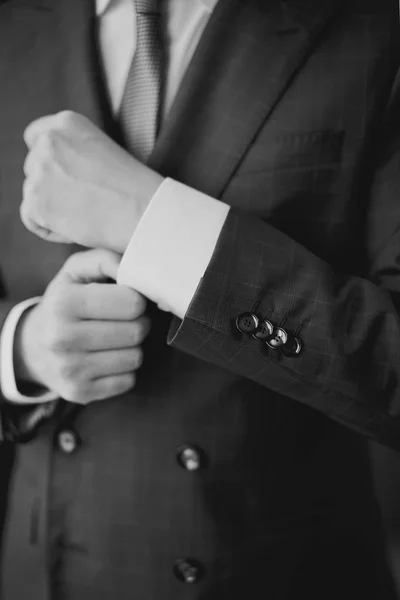 Las manos del novio de boda preparándose en traje . — Foto de Stock