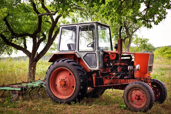 Stary traktor czerwony. Vintage. — Zdjęcie stockowe