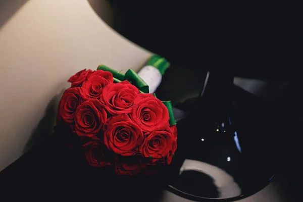 Rosas vermelhas buquê no fundo preto . — Fotografia de Stock