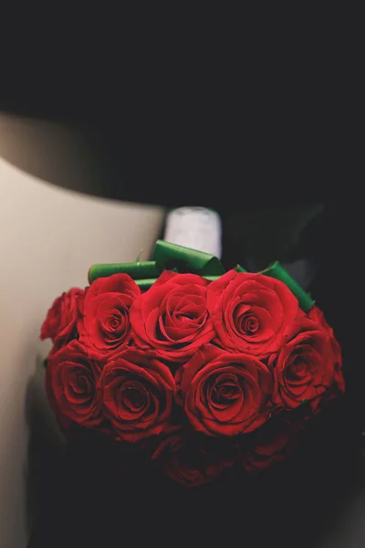 Rote Rosen Strauß auf schwarzem Hintergrund. — Stockfoto