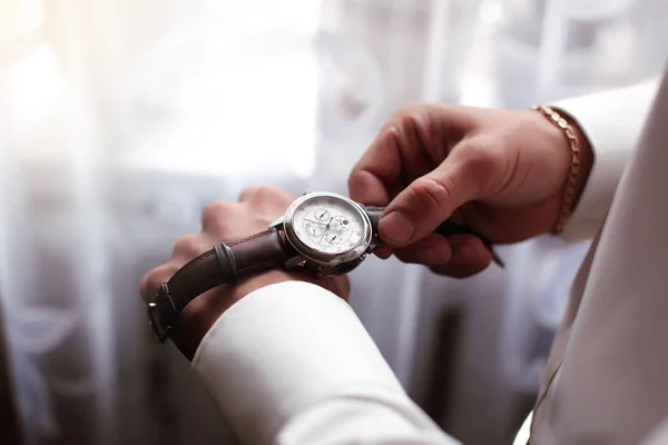 Groom with the clock on the hand. — Stock Photo, Image