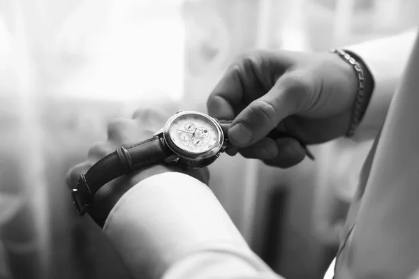 Novio con el reloj en la mano . —  Fotos de Stock