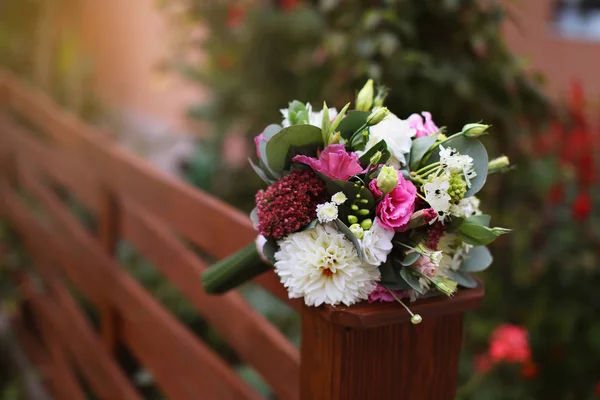Bouquet de mariage sur fond bois, rouge et blanc . — Photo