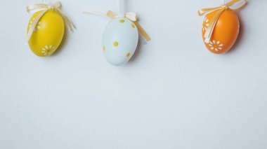 Beyaz arkaplanda renkli paskalya yumurtaları.