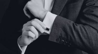 Elinde düğün Damat Düğün için hazırlar.