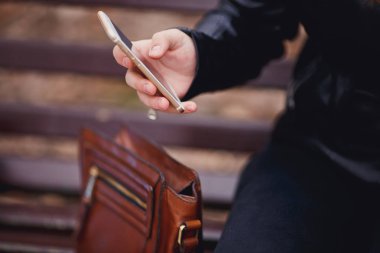 Akıllı telefon yakın çekim elinde tutan