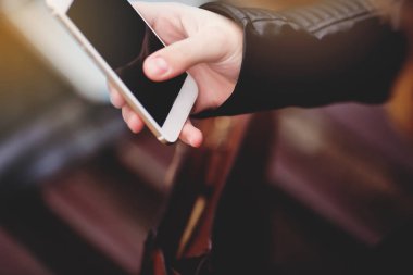 Akıllı telefon yakın çekim elinde tutan