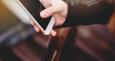 Akıllı telefon yakın çekim elinde tutan